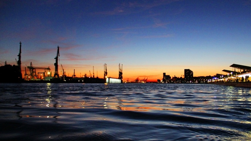 Die Elbe in der Nacht an den Landungsbrücken Die Elbe in der Nacht an den Landungsbrücken